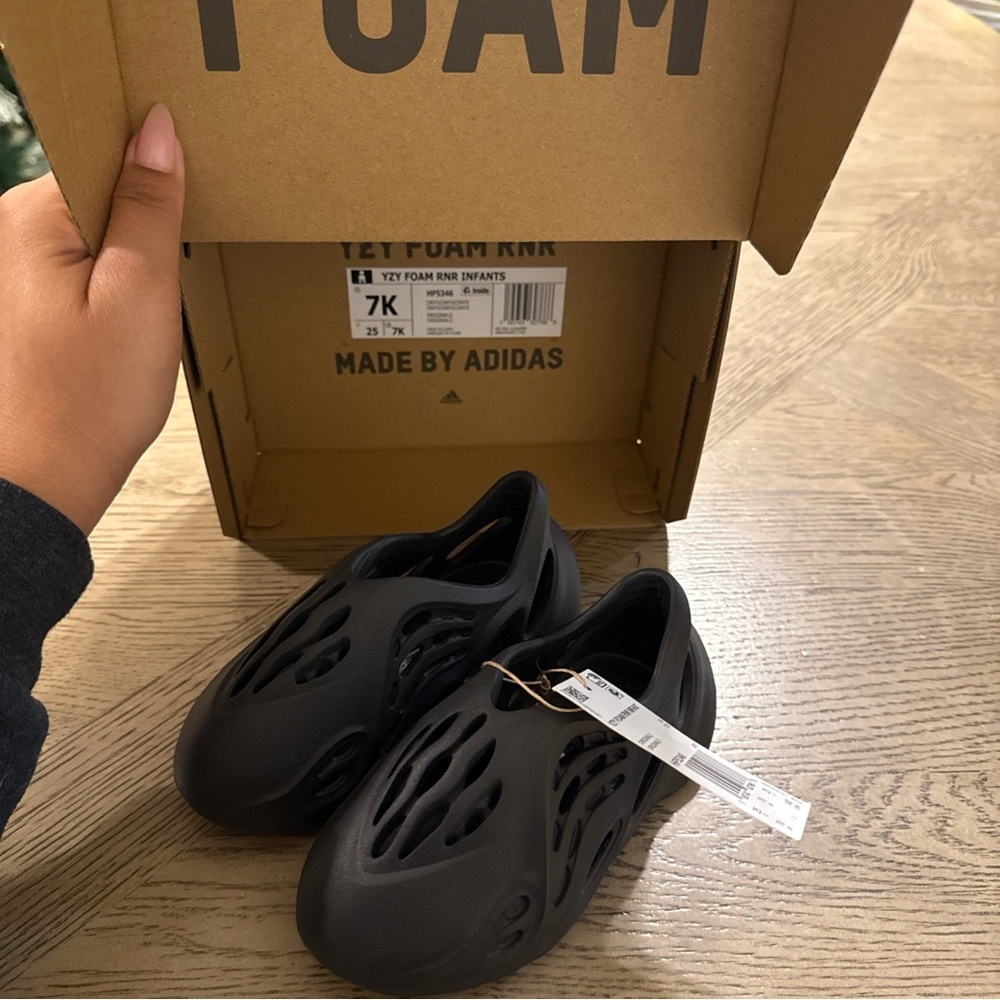Adidas Kids Sz 7k - Yeezy Foam Rnnr Onyx